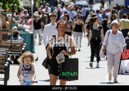 Bath, Regno Unito. 26 Maggio, 2017. Come bagno gode di un altro e calda giornata di sole, gli acquirenti sono ritratte godersi il caldo sole. Credito: lynchpics/Alamy Live News Foto Stock