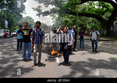 Dacca in Bangladesh. 26 Maggio, 2017. Bangladese gridare slogan durante una manifestazione di protesta contro il distacco di una Signora giustizia statua a Dhaka, nel Bangladesh, il 26 maggio 2017. Una signora giustizia statua è stata rimossa dal Bangladesh alla Corte Suprema del locali sotto la protezione a tenuta per tutta la notte dopo sostenitori della linea dura islamista premuto per la sua rimozione per mesi, lo scultore detto venerdì. Credito: Mamunur Rashid/Alamy Live News Foto Stock