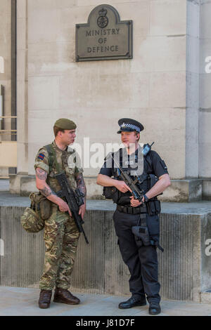 Whitehall, Londra, Regno Unito. 25 Maggio, 2017. Soldati e poliziotti armati guard Ministero della Difesa edifici di Whitehall - La sicurezza è stretto in Whitehall come il Regno Unito è al suo massimo stato di allerta. Londra 26 maggio 2017. Credito: Guy Bell/Alamy Live News Foto Stock