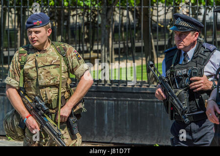 Whitehall, Londra, Regno Unito. 25 Maggio, 2017. Soldati di cavalleria della famiglia e poliziotti armati a guardia della Casa del Parlamento - la sicurezza è saldamente nella Westminster come il Regno Unito è al suo massimo stato di allerta. Londra 26 maggio 2017. Credito: Guy Bell/Alamy Live News Foto Stock