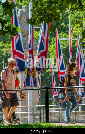 Londra, Regno Unito. 26 Maggio, 2017. Regno Unito Meteo. Per godersi il sole in The Mall. Londra 26 maggio 2017 Credit: Guy Bell/Alamy Live News Foto Stock