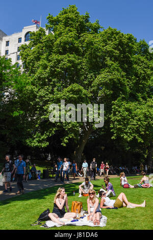 Londra, Regno Unito. 26 Maggio, 2017. Gli impiegati ed i turisti di godersi il clima caldo e sole splendente in Victoria Embankment Gardens. Credito: Stephen Chung/Alamy Live News Foto Stock