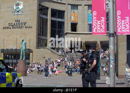 Glasgow, Scotland, Regno Unito. 26 Maggio, 2017. Il meteo Glaswegians portato fuori in spazi verdi di George Square, la botanica e il Kelvingrove Park come le temperature aumentato per il secondo giorno consecutivo. Credito: gerard ferry/Alamy Live News Foto Stock