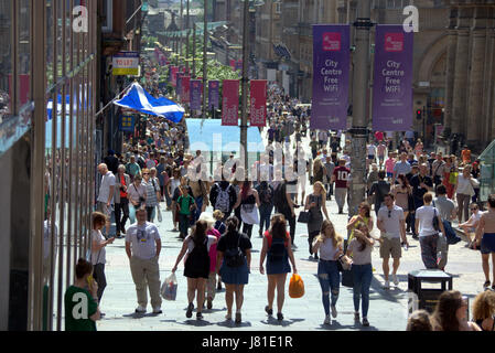 Glasgow, Scotland, Regno Unito. 26 Maggio, 2017. Il meteo Glaswegians portato fuori in spazi verdi di George Square, la botanica e il Kelvingrove Park come le temperature aumentato per il secondo giorno consecutivo. Credito: gerard ferry/Alamy Live News Foto Stock