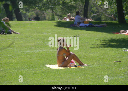 Glasgow, Scotland, Regno Unito. 26 Maggio, 2017. Il meteo Glaswegians portato fuori in spazi verdi di George Square, la botanica e il Kelvingrove Park come le temperature aumentato per il secondo giorno consecutivo. Credito: gerard ferry/Alamy Live News Foto Stock