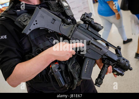 Armati di pattuglia di polizia Leeds City Stazione Ferroviaria. West Yorkshire. Regno Unito. 26 maggio 2017. Sulla scia degli attentati di Manchester, armati ufficiali dal Regno Unito del nucleare civile Constabulary (CNC) sono state implementate per il supporto locale di polizia armati nel nord dell'Inghilterra. Il ruolo abituale del CNC è di fornire forze di polizia armata e di sicurezza per il Regno Unito per i civili stabilimenti nucleari. Qui gli ufficiali CNC sono visto il pattugliamento con gli ufficiali della Polizia di West Yorkshire armi da fuoco Unità di supporto in corrispondenza di Leeds City stazione ferroviaria. Credito: Ian Wray/Alamy Live News Foto Stock