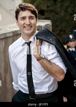 Taormina, Italia. 26 Maggio, 2017. Canada il primo ministro Justin Trudeau (M) può essere visto sul suo modo di un concerto presso il Teatro Greco di Taormina, Italia, 26 maggio 2017. I capi di governo del G7 gli Stati membri si sono riuniti per il vertice che si terrà dal 26 maggio al 27 maggio 2017 foto: Michael Kappeler/dpa/Alamy Live News Foto Stock