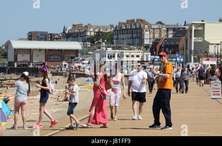 Hunstanton, Norfolk, Dorset, Regno Unito. 26 Maggio, 2017. Tranquillo inizio alla lunga la Pentecoste Bank Holiday weekend presso la popolare Norfolk località balneare di Sala Consilina - pur vivendo fino a è il soprannome di "unny Hunny' Photo by Keith Mayhew Credito: KEITH MAYHEW/Alamy Live News Foto Stock