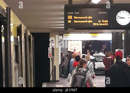 Berlino, Germania. 26 Maggio, 2017. Una vettura di argento può essere visto sui gradini che portano all'U8 stazione della metropolitana 'Bernauer Strasse" dopo un incidente a Berlino, Germania, 26 maggio 2017. Secondo fonti della polizia da quattro a cinque persone sono state ferite - anche se il grado di pregiudizio rimane poco chiaro. Gli ufficiali sono il trattamento di l'incidente come un incidente. (Attenzione i redattori: immagini della migliore qualità disponibile) Foto: Sebastian Wormsbächer/dpa/Alamy Live News Foto Stock