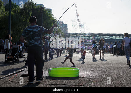 Southbank, Londra, Regno Unito. 26 maggio 2017. La Bolla uomo intrattiene persone godendo il sole pomeridiano sulla Southbank. Credito: Julia Gavin UK/Alamy Live News Foto Stock