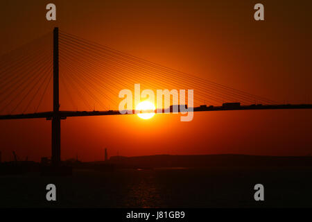 Penzance, Kent, Regno Unito. 26 Maggio, 2017. Vista del tramonto dietro la Regina Elisabetta II ponte sul Tamigi questa sera come veicoli di guidare sopra il Dartford Crossing all'inizio del weekend. Rob Powell/Alamy Live News Foto Stock