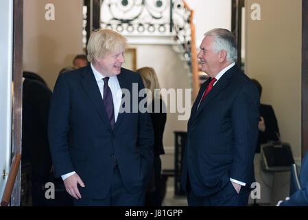 Londra, Regno Unito. 26 Maggio, 2017. Segretario degli esteri britannico Boris Johnson e U.S. Il segretario di Stato Rex Tillerson, a destra in seguito ad una conferenza stampa al Carlton House 26 Maggio 2017 a Londra, Regno Unito. Tillerson è a Londra per mostrare il loro sostegno a seguito della Manchester attacco terroristico e rassicurare la Gran Bretagna a seguito di una serie di perdite della condivisione di intelligence. Credito: Planetpix/Alamy Live News Foto Stock