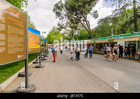 Madrid, Spagna. 26 Maggio, 2017. Le persone che visitano la Fiera del Libro di Madrid. Questa fiera si svolge ogni anno nel parco di El Parque del Retiro di Madrid ed è visitato da migliaia di persone ogni giorno. Credito: F. J. Carneros/Alamy Live News Foto Stock