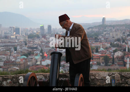 Sarajevo, Bosnia ed Erzegovina. 26 Maggio, 2017. Un tiratore prepara un cannone per sparare a Sarajevo, Bosnia ed Erzegovina, il 26 maggio 2017. Sarajevo tradizionalmente segna la rottura del veloce su ogni giorno del Ramadan con un colpo di cannone. Credito: Haris Memija/Xinhua/Alamy Live News Foto Stock