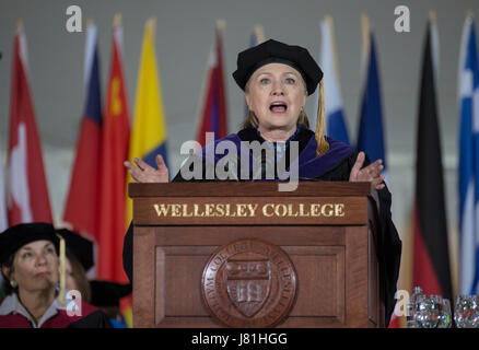 Wellesley, MA, Stati Uniti d'America. 26 maggio 2017. 2016 Stati Uniti candidato presidenziale democratico Hillary Clinton (Wellesley classe di 1969) è tornato a parlare al 2017 Wellesley College Classe di laurea. Ex first lady, Segretario di Stato e senatore degli Stati Uniti da parte dello Stato di New York ha restituito a parlare durante il 2017 Wellesley College inizio quarantotto anni dopo diede il primo discorso di inizio nel 1969 come uno studente. Mandrino di credito Nacke / Alamy Live News Foto Stock