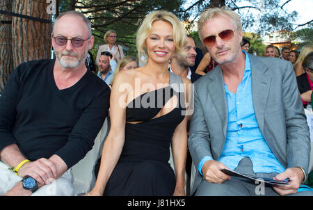 Monaco, Monaco. 26 Maggio, 2017. Il Principato di Monaco e Monte Carlo - Maggio 26, 2017: Amber Lounge Fashion Show Monaco con il pilota di F1 Eddie Irvine (r) e attori Pamela Anderson e Liam Cunningham | Utilizzo di credito in tutto il mondo: dpa/Alamy Live News Foto Stock