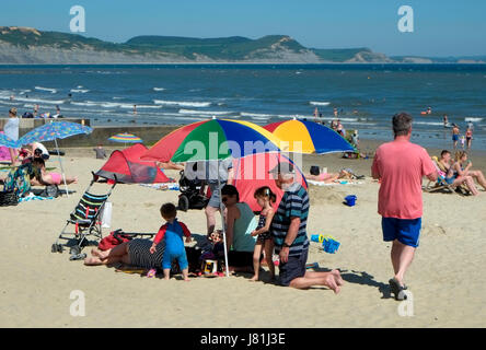 Lyme Regis, Dorset, Regno Unito. 26 Maggio, 2017. Le persone che si godono il giorno più caldo dell'anno finora (venerdì il 26th.Maggio) sulla spiaggia a Lyme Regis, Dorset, UK Credit: Christopher Jones/Alamy Live News Foto Stock