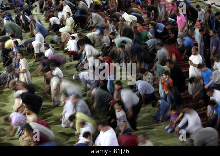 La città di Gaza, Striscia di Gaza, Territori palestinesi. 26 Maggio, 2017. Musulmani palestinesi adoratori di eseguire ''Taraweeh'', la preghiera serale del mese di Ramadan, a Sayed Hashim moschea, nella città di Gaza, il 26 maggio 2017 Credit: Mohammed Asad/immagini APA/ZUMA filo/Alamy Live News Foto Stock