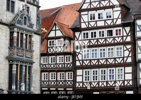 Hannoversch Muenden, Germania. 13 Maggio, 2017. Archivio - Vecchio semi-architettura con travi di legno vicino alla city hall (L) in Hannoversch Muenden, Germania, 13 maggio 2017. Cinque città nel sud della Bassa Sassonia con estese a struttura mista in legno e muratura architettura: Hannoversch Muenden, Duderstadt, Einbeck, Northeim e piano di Osterode un giunto art festival tra il 29 settembre e il 8 ottobre. Foto: Swen Pförtner/dpa/Alamy Live News Foto Stock