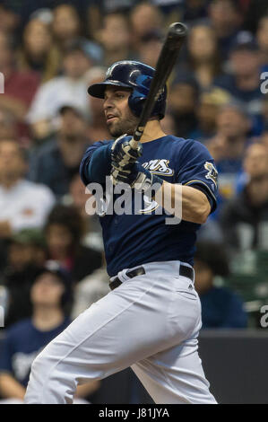 Milwaukee, WI, Stati Uniti d'America. 25 Maggio, 2017. Milwaukee Brewers catcher Manny Pina #9 fino a bat durante il Major League Baseball gioco tra il Milwaukee Brewers e l'Arizona Diamondbacks a Miller Park di Milwaukee, WI. John Fisher/CSM/Alamy Live News Foto Stock