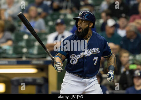 Milwaukee, WI, Stati Uniti d'America. 25 Maggio, 2017. Milwaukee Brewers primo baseman Eric Thames #7 fino a bat nella Major League Baseball gioco tra il Milwaukee Brewers e l'Arizona Diamondbacks a Miller Park di Milwaukee, WI. John Fisher/CSM/Alamy Live News Foto Stock