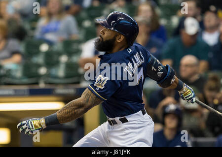 Milwaukee, WI, Stati Uniti d'America. 25 Maggio, 2017. Milwaukee Brewers primo baseman Eric Thames #7 in azione durante il Major League Baseball gioco tra il Milwaukee Brewers e l'Arizona Diamondbacks a Miller Park di Milwaukee, WI. John Fisher/CSM/Alamy Live News Foto Stock