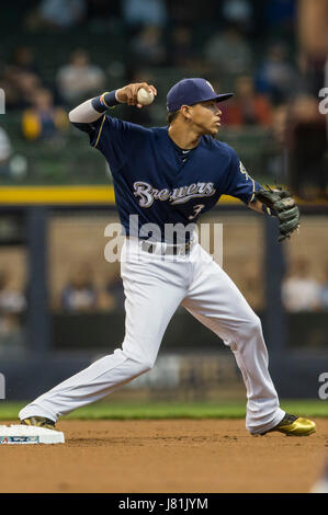 Milwaukee, WI, Stati Uniti d'America. 25 Maggio, 2017. Milwaukee Brewers interbase Orlando Arcia #3 in azione durante il Major League Baseball gioco tra il Milwaukee Brewers e l'Arizona Diamondbacks a Miller Park di Milwaukee, WI. John Fisher/CSM/Alamy Live News Foto Stock