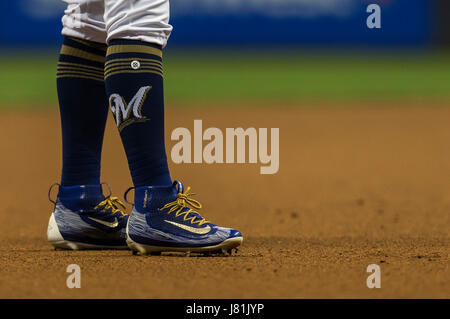 Milwaukee, WI, Stati Uniti d'America. 25 Maggio, 2017. Il birraio player visualizzate le alte calze con logo durante il Major League Baseball gioco tra il Milwaukee Brewers e l'Arizona Diamondbacks a Miller Park di Milwaukee, WI. John Fisher/CSM/Alamy Live News Foto Stock