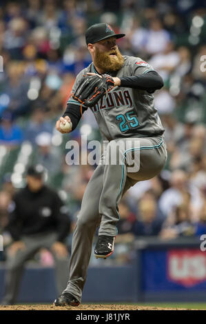 Milwaukee, WI, Stati Uniti d'America. 25 Maggio, 2017. Arizona Diamondbacks relief pitcher Archie Bradley #25 offre pitch nella Major League Baseball gioco tra il Milwaukee Brewers e l'Arizona Diamondbacks a Miller Park di Milwaukee, WI. John Fisher/CSM/Alamy Live News Foto Stock