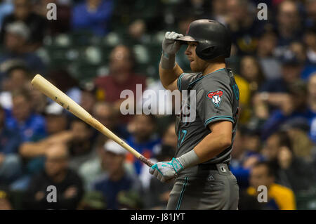 Milwaukee, WI, Stati Uniti d'America. 25 Maggio, 2017. Arizona Diamondbacks secondo baseman Brandon Drury #27 durante il Major League Baseball gioco tra il Milwaukee Brewers e l'Arizona Diamondbacks a Miller Park di Milwaukee, WI. John Fisher/CSM/Alamy Live News Foto Stock