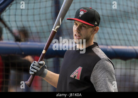 Milwaukee, WI, Stati Uniti d'America. 25 Maggio, 2017. Arizona Diamondbacks interbase Chris Owings #16 prende la pratica di ovatta prima della Major League Baseball gioco tra il Milwaukee Brewers e l'Arizona Diamondbacks a Miller Park di Milwaukee, WI. John Fisher/CSM/Alamy Live News Foto Stock