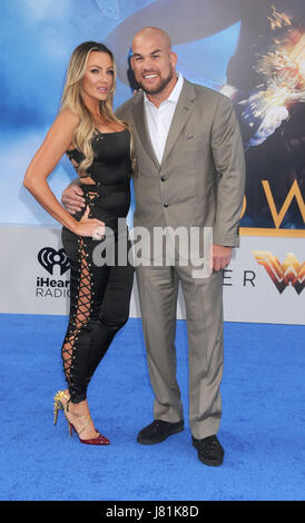 Los Angeles, California, USA. 25 Maggio, 2017. 25 maggio 2017 - Los Angeles, California USA - Attore Tito Ortiz, ambra Nicole Miller al ''Wonder Woman" Premiere detenute all'PantagesTheater, Hollywood, CA. Credito: Paolo Fenton/ZUMA filo/Alamy Live News Foto Stock