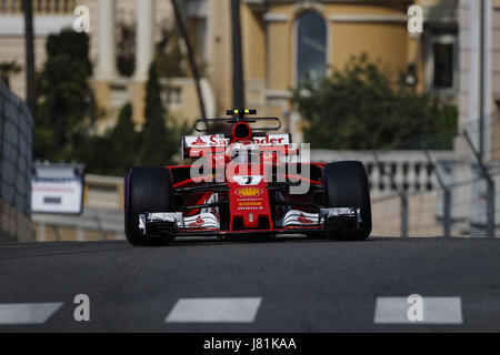 Monte Carlo, Monaco. 25 Maggio, 2017. KIMI RAIKKONEN della Finlandia e la Scuderia Ferrari rigidi durante la sessione di pratica del 2017 Gran Premio di Monaco di Formula 1 a Monte Carlo, Monaco. Credito: James Gasperotti/ZUMA filo/Alamy Live News Foto Stock