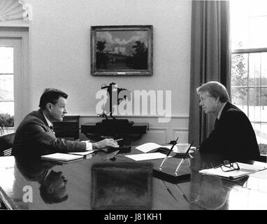 National Security Advisor il dottor Zbigniew Brzezinski, a sinistra si incontra con il Presidente degli Stati Uniti Jimmy Carter nell'Ufficio Ovale della Casa Bianca di Washington, DC il presidente del primo giorno di lavoro, 21 gennaio, 1977. Credito: White House via CNP - nessun filo SERVICE - foto: Casa Bianca/consolidato/dpa Foto Stock