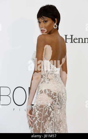 Antibes, Frankreich. 25 Maggio, 2017. Winnie Harlow frequentando l'amfAR's 24th Cinema contro Aids Gala durante il settantesimo Cannes Film Festival a Hotel du Cap-Eden-Roc in Antibes Maggio 25, 2017 | Verwendung weltweit/picture alliance Credit: dpa/Alamy Live News Foto Stock