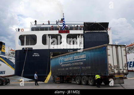 Atene, Grecia. 26 Maggio, 2017. Un carrello le schede in una nave nel porto del Pireo vicino ad Atene, Grecia, 26 maggio 2017. Foto: Angelos Tzortzinis/dpa/Alamy Live News Foto Stock