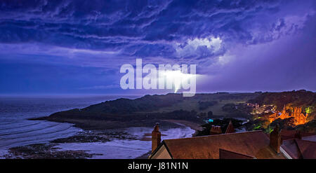 Swansea, Regno Unito. 27 Maggio, 2017. Tempesta di tuoni e fulmini sopra il campo da golf a Langland Bay vicino a Swansea nelle prime ore di questa mattina. Credito: Phil Rees/Alamy Live News Foto Stock