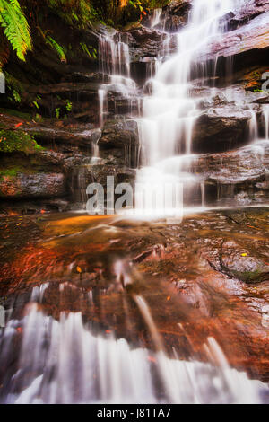 Liscia Somersby sfocata una cascata di cadere in rocce di arenaria di Australian Central Coast National Park. Foto Stock