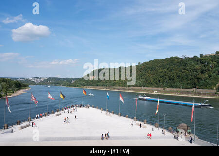 Il Deutsches Eck (angolo tedesco) a Koblenz/ Germania, promontorio dove la Mosella si unisce al Reno. Foto Stock