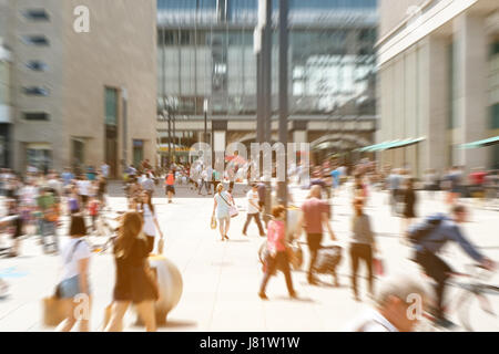 La folla di persone anonime camminando sulla strada trafficata Foto Stock