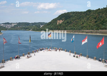 Il Deutsches Eck (angolo tedesco) a Koblenz/ Germania, promontorio dove la Mosella si unisce al Reno. Foto Stock