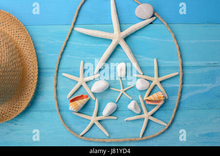 Spiaggia accessori sul pannello di legno Foto Stock