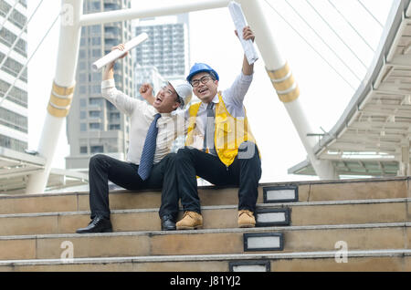 Successo il concetto di business. Due Architetti asiatici mantenendo le mani con momento felice. Foto Stock