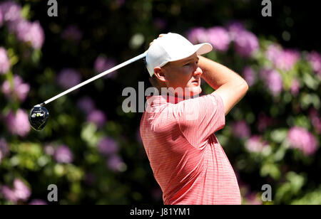 Australia Sam Brazel tees off durante il giorno due del 2017 BMW PGA Championship di Wentworth Golf Club, Surrey. Stampa foto di associazione. Picture Data: venerdì 26 maggio, 2017. Vedere PA storia di Wentworth Golf. Foto di credito dovrebbe leggere: Adam Davy/filo PA. Restrizioni: solo uso editoriale. Uso non commerciale. Foto Stock