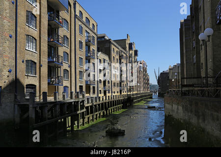 St Georges Wharf, un dock vittoriano off il fiume Tamigi in Bermondsey, Londra, Regno Unito. Magazzini ora convertiti in up-mercato uffici e appartamenti Foto Stock