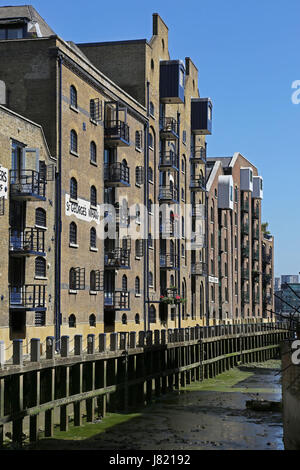 St Georges Wharf, un dock vittoriano off il fiume Tamigi in Bermondsey, Londra, Regno Unito. Magazzini ora convertiti in up-mercato uffici e appartamenti Foto Stock