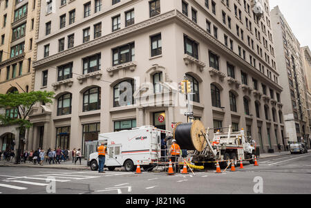 Verizon lavoratori installare il cavo nel quartiere Flatiron di New York il mercoledì 24 maggio, 2017. (© Richard B. Levine) Foto Stock