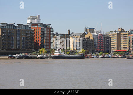 Case galleggianti e Riverside Appartamenti sulla riva sud del fiume Tamigi in Bermondsey, East London, Regno Unito. Foto Stock