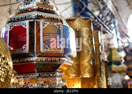 Fari vecchi in vendita in Nord Africa medina Foto Stock