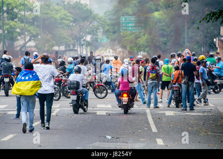 I dimostranti sono concentrati nella avenida Francisco de Miranda in Altamira, della repressione della polizia e della guardia nazionale. Nuove dimostrazioni su Foto Stock